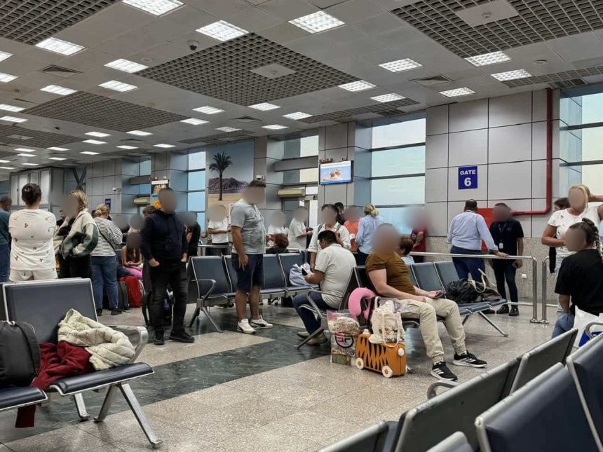 Sibienii blocati 13 ore pe aeroportul din Hurghada