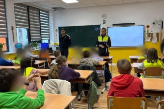 Siguranta copiilor in trafic Politistii educa la Scoala Nicolae Iorga