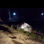 Sofer fara permis fuge de policie si ajunge in sant