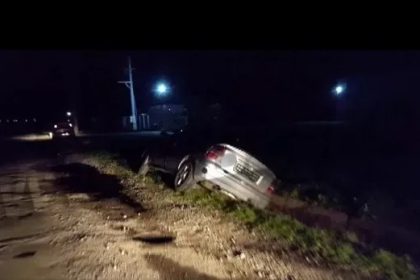 Sofer fara permis fuge de policie si ajunge in sant