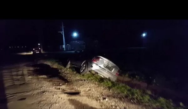 Sofer fara permis fuge de policie si ajunge in sant