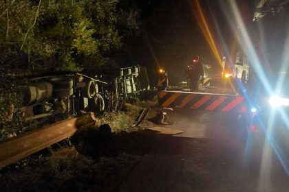 Trafic oprit intre Talmaciu si Turnu Rosu camion rasturnat