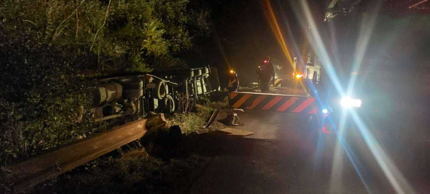 Trafic oprit intre Talmaciu si Turnu Rosu camion rasturnat
