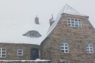 Turistii lasati in aspectare cabana Podragu se inchide