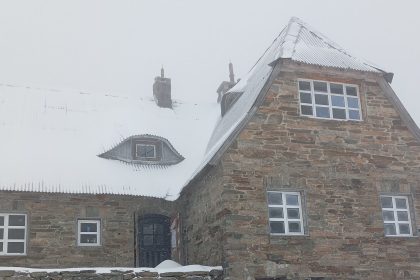 Turistii lasati in aspectare cabana Podragu se inchide