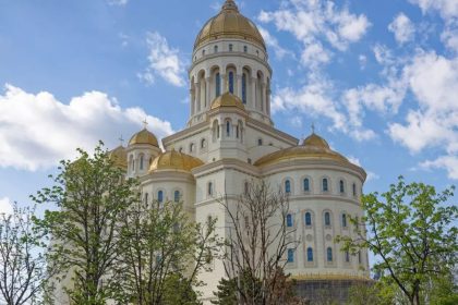 Zeci de mii de pelerini merg spre Catedrala Mantuirii Neamului