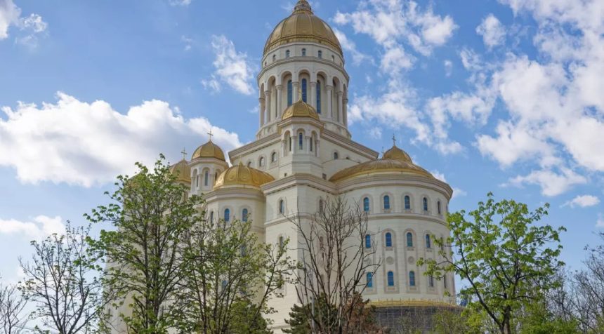 Zeci de mii de pelerini merg spre Catedrala Mantuirii Neamului