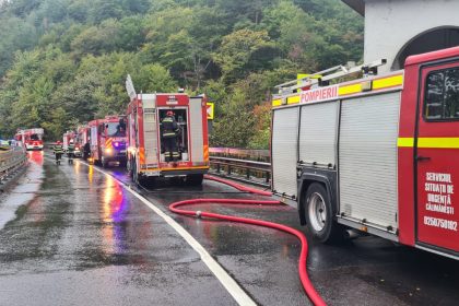 trafic oprit pe valea oltului incendiu la manastirea cozia veche foto