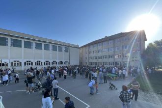 un scandal mocneste la scoala 25 din cauza relocarii copiilor de la caragiale peste 200 de parinti se opun masurii