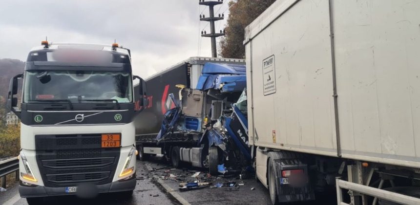 Accident pe Valea Oltului Tamponare violenta intre trei TIR uri