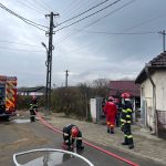 Casa din Vestem cu flacari echipajele ISU Sibiu in actiune