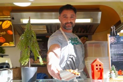 Comerciantul cu toate editiile Targului de Craciun din Sibiu