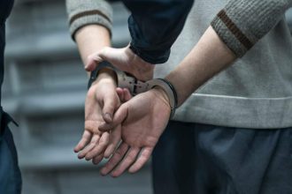 Conflict violent intre doi sateni din Amnas agresorul retinut