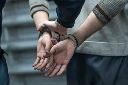 Conflict violent intre doi sateni din Amnas agresorul retinut