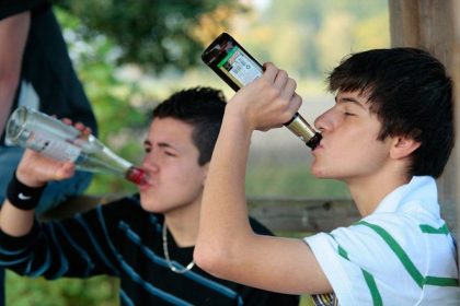 Copiii romani incep sa bea la 11 ani