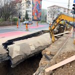 Crater pe Strada Rahovei asfalt rupt pe zeci de metri