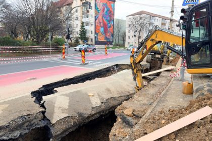 Crater pe Strada Rahovei asfalt rupt pe zeci de metri