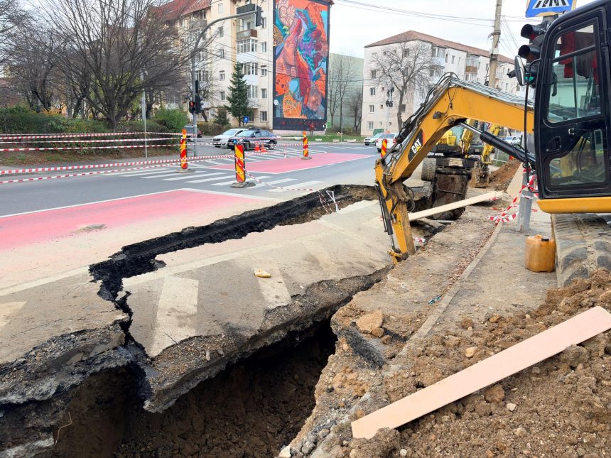Crater pe Strada Rahovei asfalt rupt pe zeci de metri