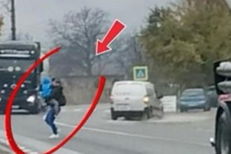 Gest riscant in trafic mama cu copil fuge printre TIR uri