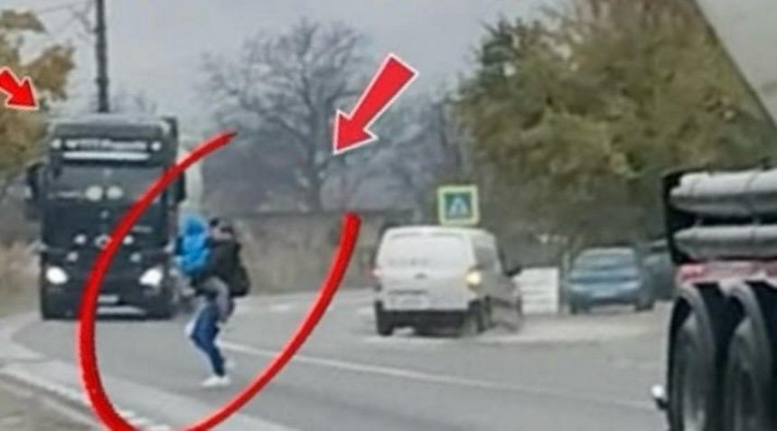 Gest riscant in trafic mama cu copil fuge printre TIR uri