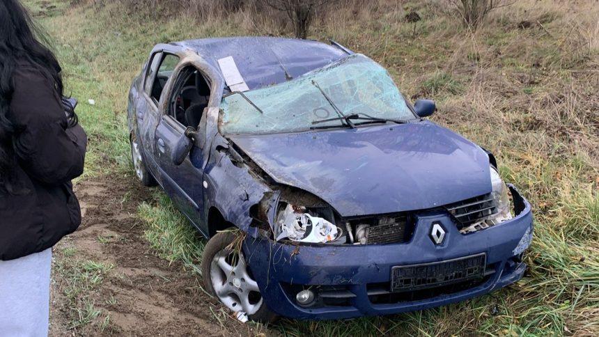 Impact puternic pe DN1 iesire din Cristian autoturism rasturnat