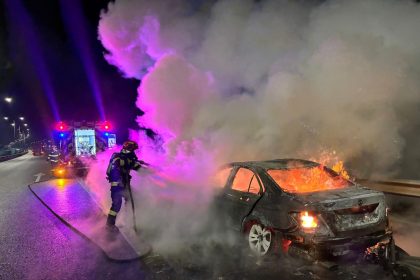 Incendiu violent pe autostrada la Sibiu masina arsa