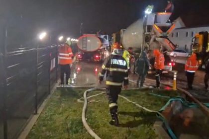 Inundatie pe Valea Oltului la Caineni apa pe drum si in curtea unei firme