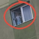 La un pas de tragedie in Sibiu fetita pe pervazul geamului