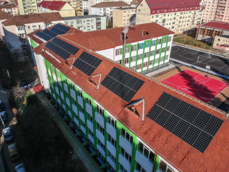 Lucrari la Liceul Constantin Noica Primaria plateste 240000 lei