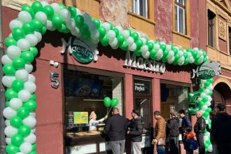 Maestro 5 ani de poveste la Sibiu si noua Pizza cu margine de cascaval