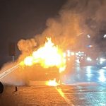 Masina arsa pe autostrada A1 langa Sibiu foto video