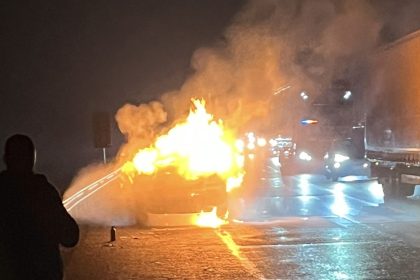 Masina arsa pe autostrada A1 langa Sibiu foto video