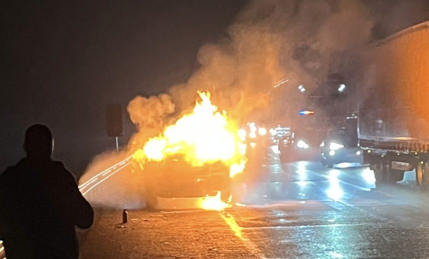 Masina arsa pe autostrada A1 langa Sibiu foto video