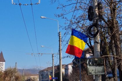 Mediaul se pregateste de 1 Decembrie steaguri tricolore in oras
