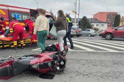 Motociclista accidentata in giratoriul de la Ramada