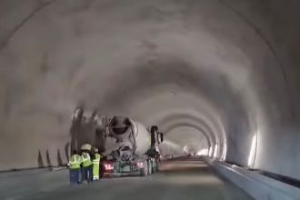 Pas urias pe Autostrada Sibiu Pitesti prima galerie a tunelului Momaia betonata