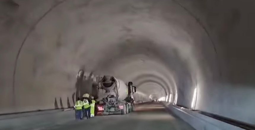 Pas urias pe Autostrada Sibiu Pitesti prima galerie a tunelului Momaia betonata