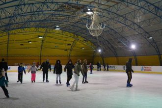 Patinoarul din Cisnadie ca nou prelata schimbata dupa un deceniu