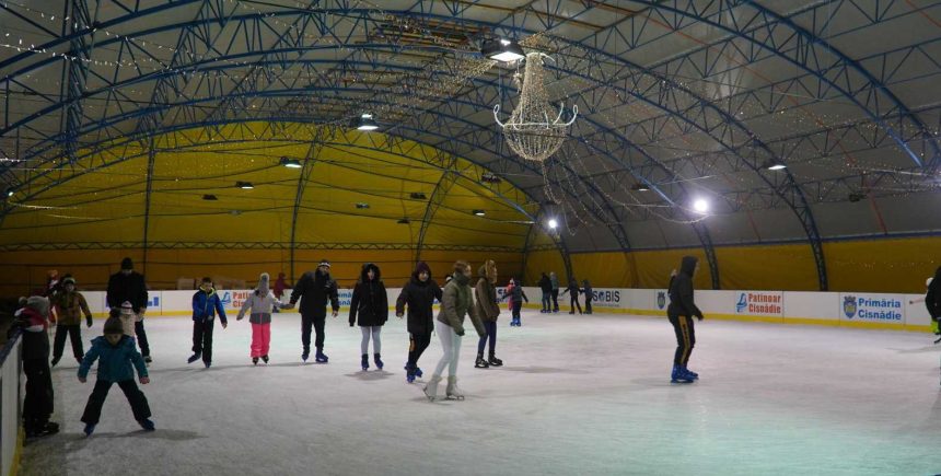 Patinoarul din Cisnadie ca nou prelata schimbata dupa un deceniu