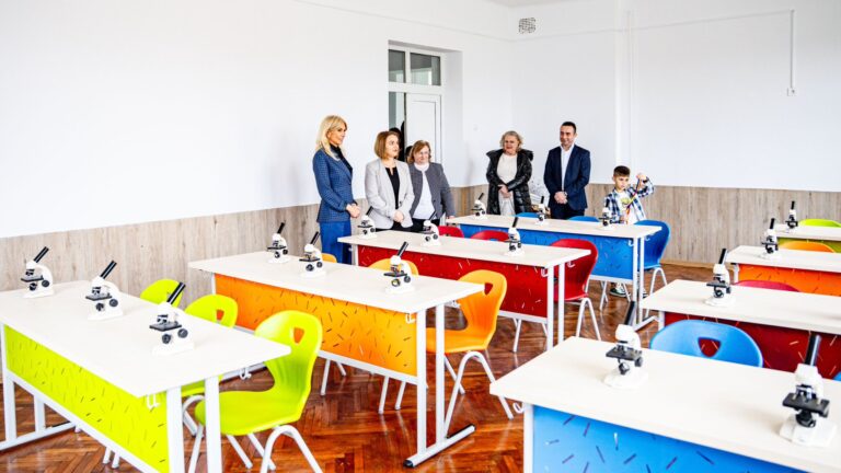 Poveste emotionanta la Talmaciu profesori si parinti ajuta