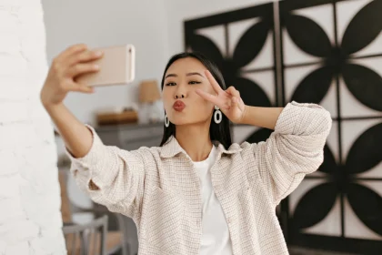 Prima tara ce impune reguli pentru influenceri doar cei cu diplome pot vorbi despre sanatate si bani