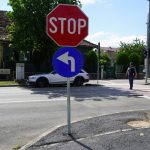 Primaria cauta firma pentru inlocuirea indicatoarelor rutiere