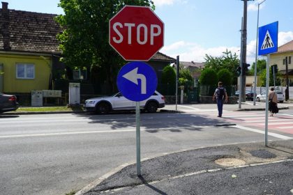 Primaria cauta firma pentru inlocuirea indicatoarelor rutiere