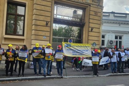 Profesorii afectati de taieri salariale protest in Sibiu