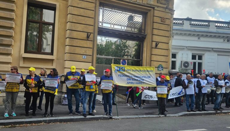 Profesorii afectati de taieri salariale protest in Sibiu