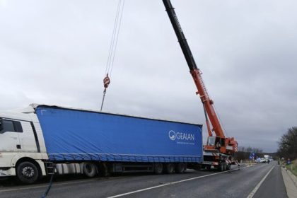 Repunerea pe roti a TIR ului rasturnat la Slimnic