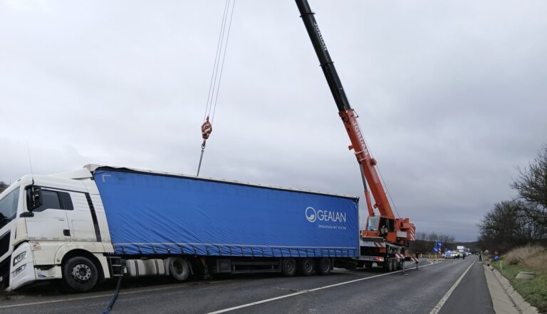 Repunerea pe roti a TIR ului rasturnat la Slimnic