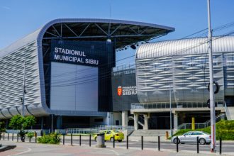 Sapte clase de elevi de la Caragiale se muta la stadion