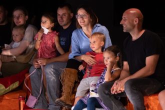 Sold out la premiera Basmul camilelor de la Teatrul Gong