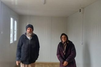 Solidaritate la Ocna Sibiului localnicii au achizitionat container pentru locuit